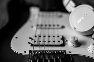 Zdjęcie Jak powstała gitara elektryczna? Fascynująca historia i innowacje