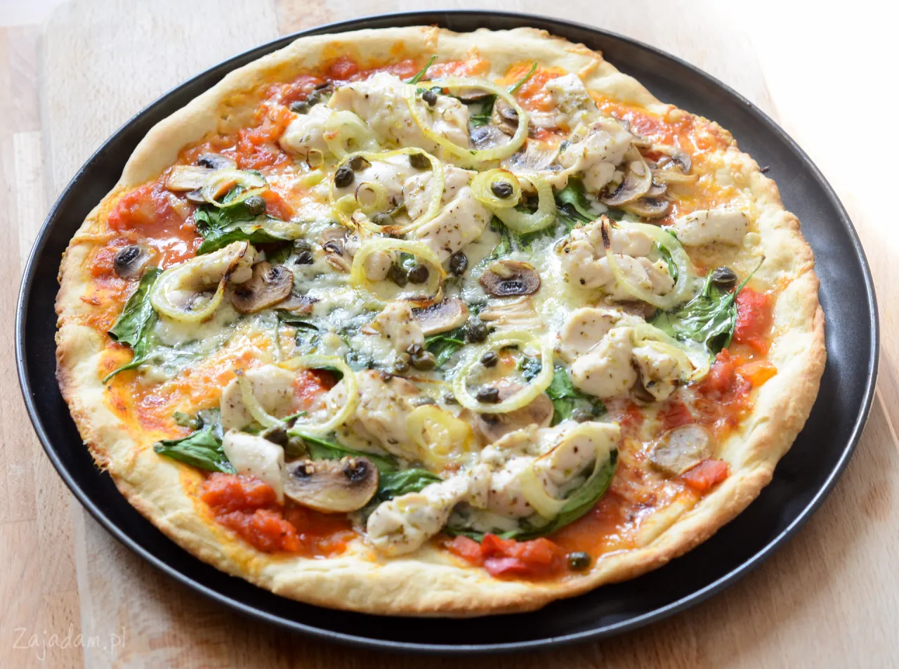 Zdjęcie Kurczak na pizzę surowy czy smażony - co wybrać dla lepszego smaku?