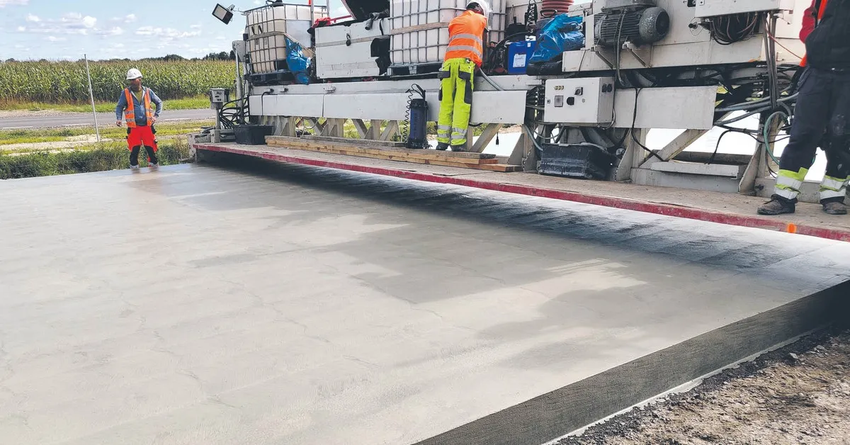 Zdjęcie Asfalt czy beton – co wybrać dla trwałej nawierzchni drogi?