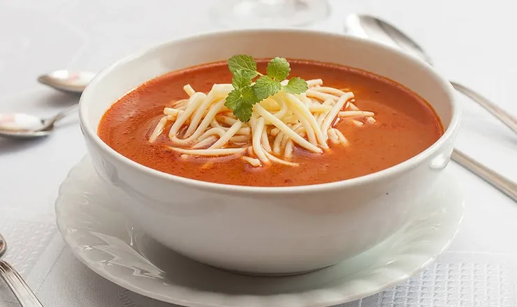 Zdjęcie Ile kalorii ma zupa pomidorowa z makaronem? Zaskakujące wartości!