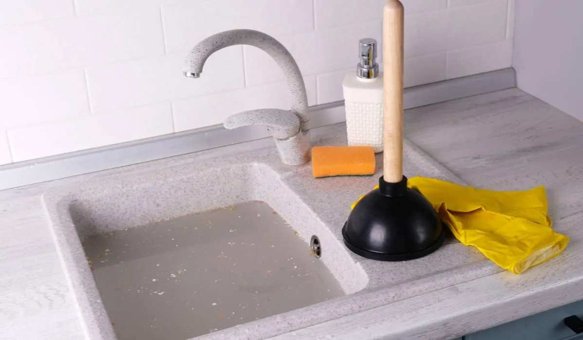 Zdjęcie Skuteczne sposoby na odblokowanie zlewu bez kreta i chemii
