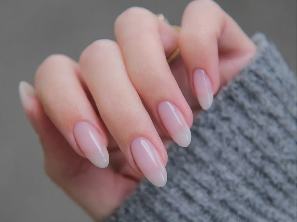 Zdjęcie Manicure winylowy czy hybrydowy – który wybór nie zrujnuje twoich paznokci?
