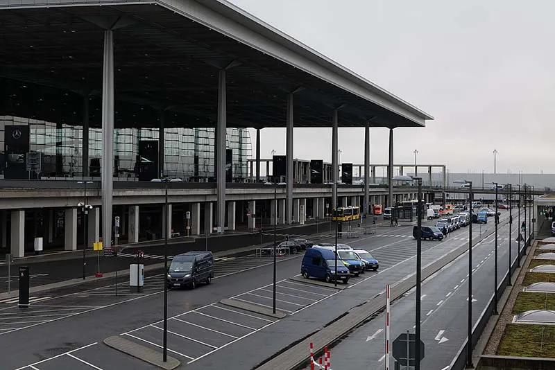 Zdjęcie Ile kosztuje parking na lotnisku w Berlinie Brandenburg? Sprawdź ceny!