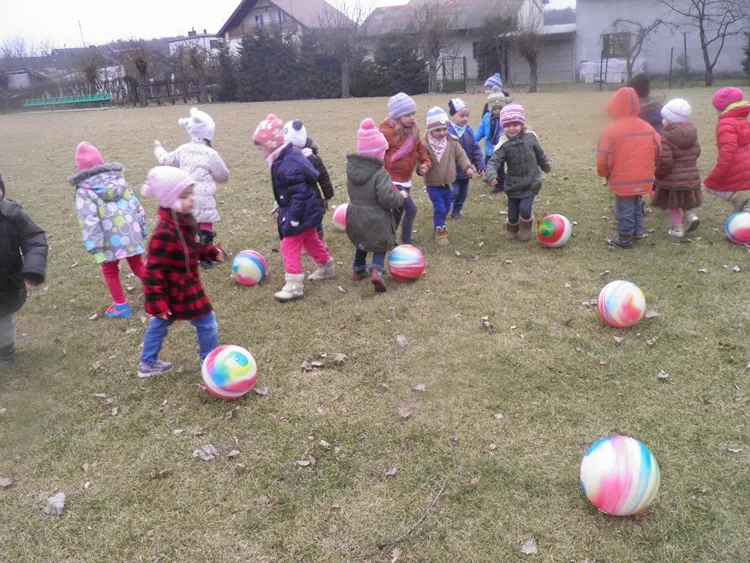 Zdjęcie Proste i skuteczne zabawy integracyjne z piłką dla każdej grupy – sprawdź pomysły!