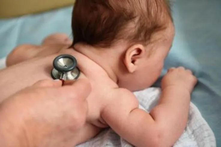 Zdjęcie Jak długo trwa hospitalizacja niemowlaka z zapaleniem płuc?