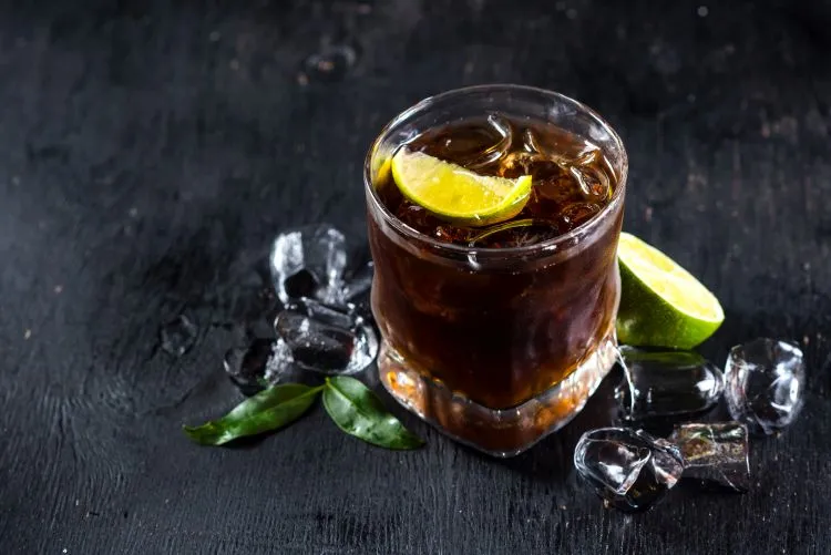 Zdjęcie Najlepsze przepisy na drinki z Ballantine's Brasil, które zaskoczą gości