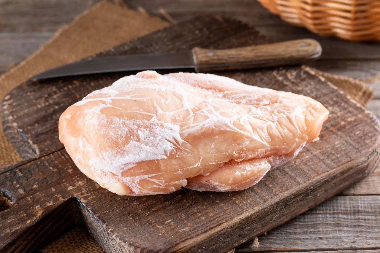 Zdjęcie Jak szybko rozmrozić mięso z kurczaka i uniknąć bakterii?