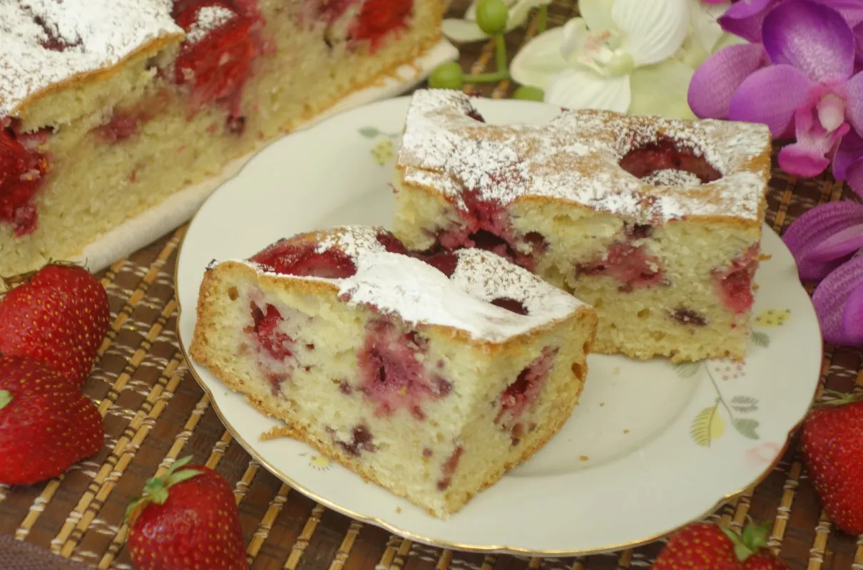 Zdjęcie Przepis na ciasto z truskawkami na kefirze - łatwe i pyszne!