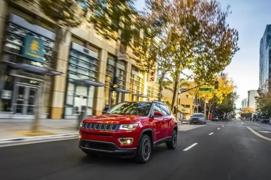 Zdjęcie Jeep Compass: Jak wybrać silnik, który nie zawiedzie oczekiwań?