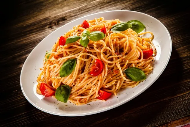 Zdjęcie Szybki sos do spaghetti z pomidorów z puszki, który zachwyci smakiem