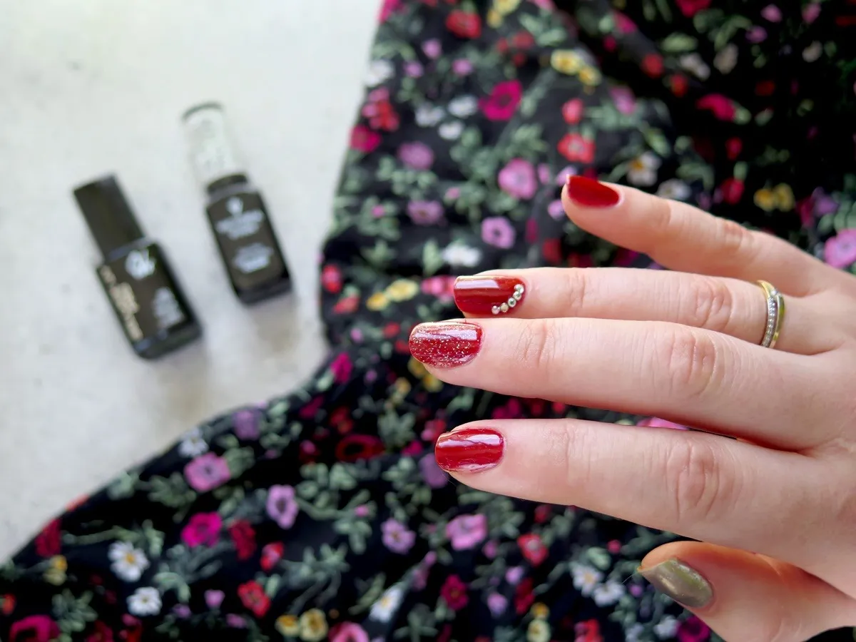Zdjęcie Jakie paznokcie do sukienki w kwiaty, aby uniknąć modowej wpadki?