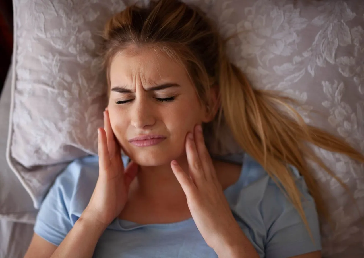 Zdjęcie Co oznacza zgrzytanie zębami przez sen i jak temu zapobiec