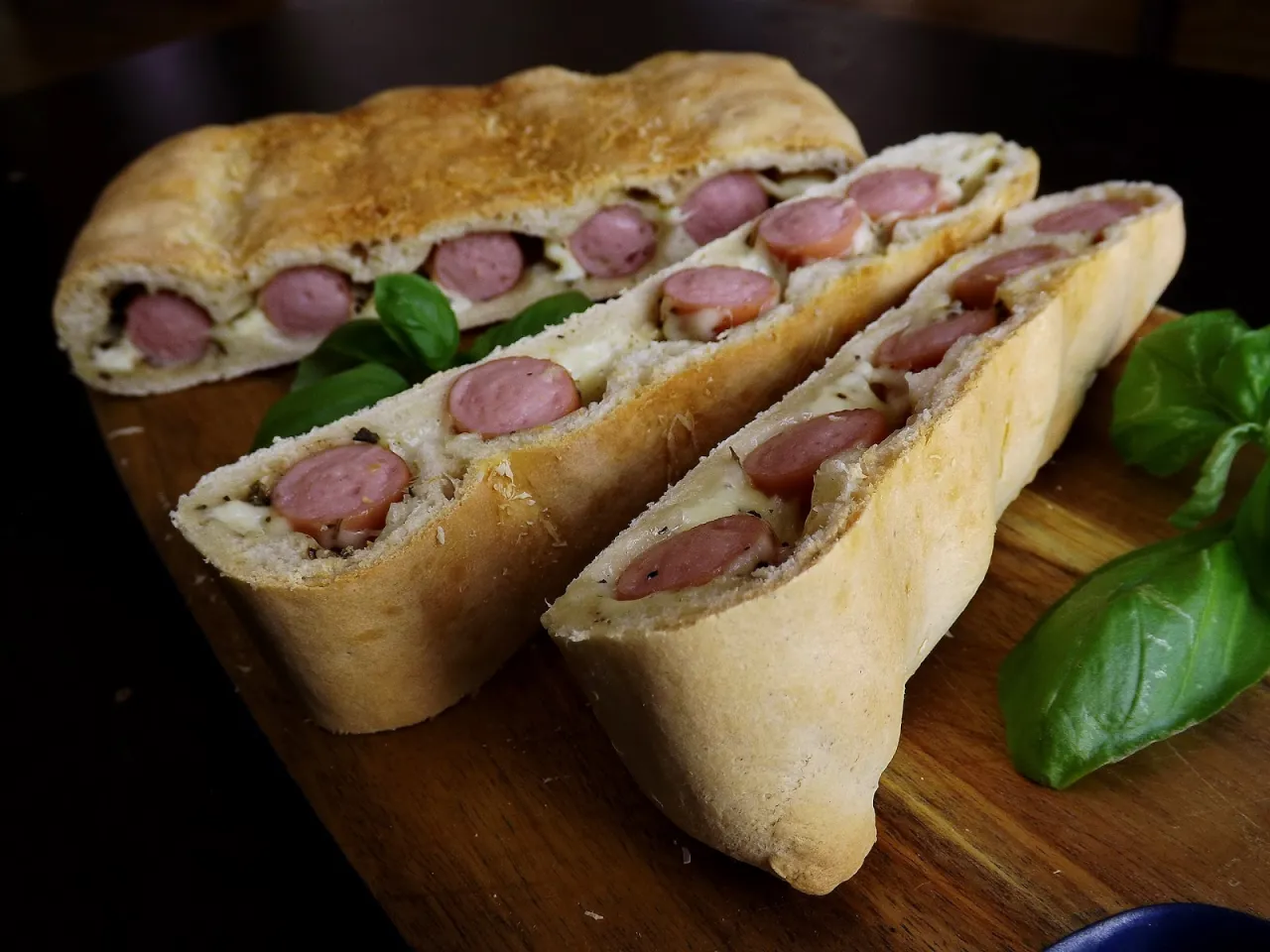 Zdjęcie Parówki w cieście pizzowym przepis na pyszną i szybką przekąskę do podania
