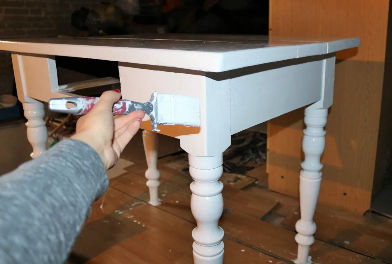 Zdjęcie Jak skutecznie pomalować stół drewniany w kuchni, aby przetrwał?