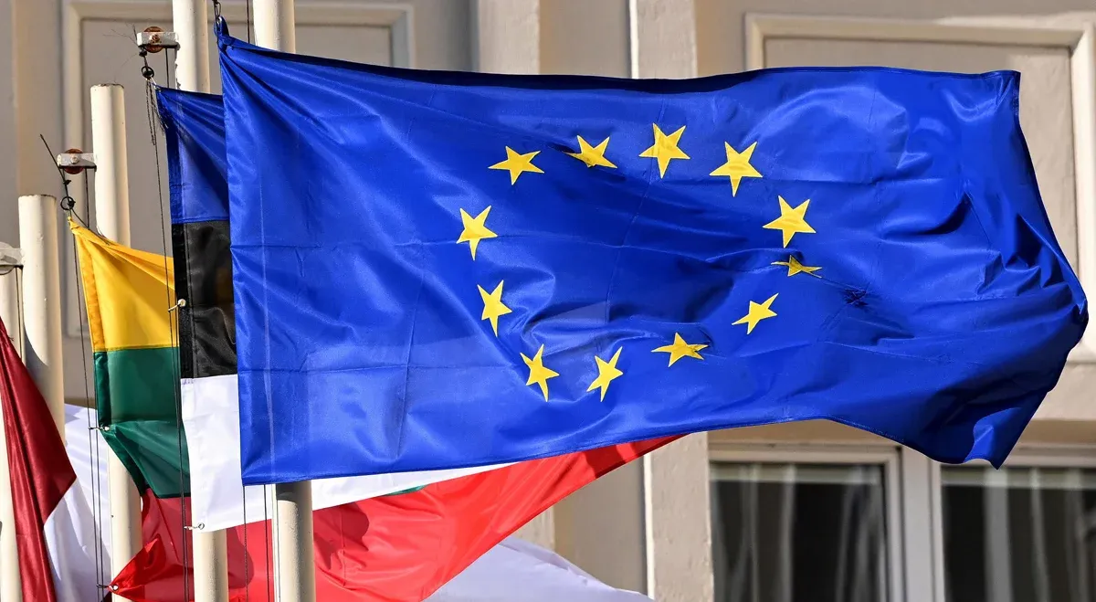 Zdjęcie Dlaczego flaga UE ma 12 gwiazdek? Odkryj jej prawdziwe znaczenie