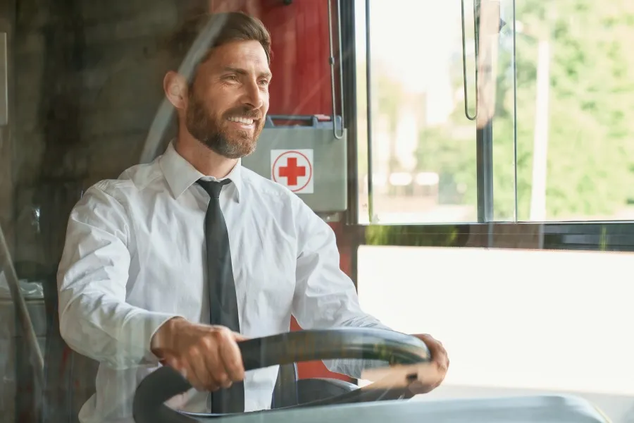 Zdjęcie Jak wygląda praca kierowcy autobusu miejskiego? Obowiązki, wyzwania i korzyści