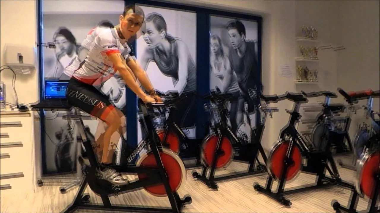 Zdjęcie Jak ustawić siodełko w rowerze stacjonarnym, aby uniknąć bólu podczas treningu