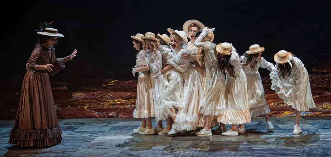 Zdjęcie Teatr co grają: aktualne spektakle, które musisz zobaczyć w Warszawie