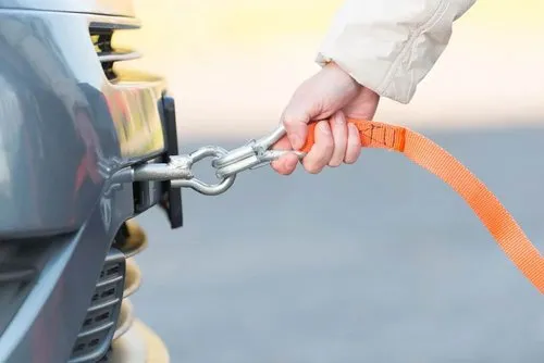 Zdjęcie Czy dopuszczalne jest holowanie samochodem osobowym na autostradzie? Sprawdź przepisy