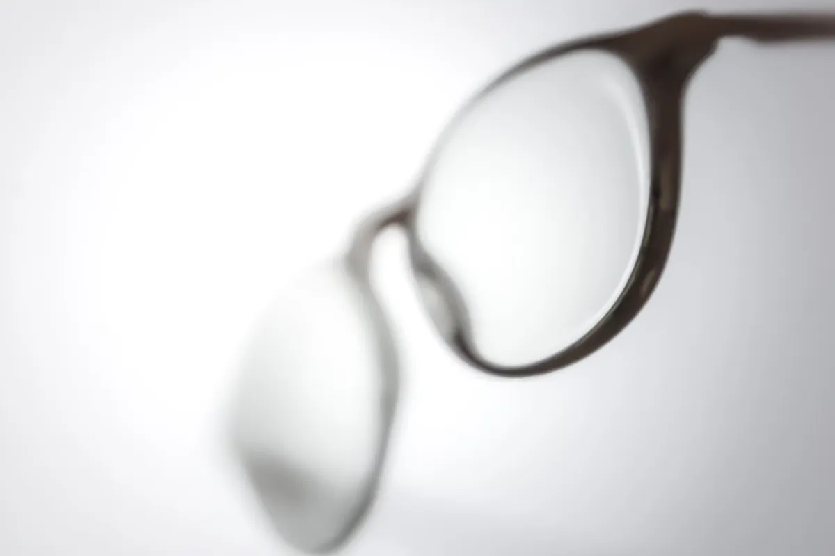 Zdjęcie Jak skutecznie czyścić okulary plastikowe bez ryzyka ich uszkodzenia