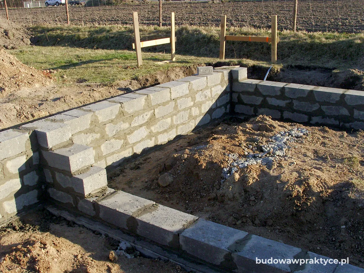 Zdjęcie Jaki cement do murowania bloczków fundamentowych, aby uniknąć błędów?