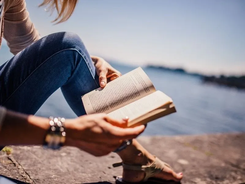 Zdjęcie Czy literatura uczy człowieka jak żyć? Odkryj jej moc w życiu