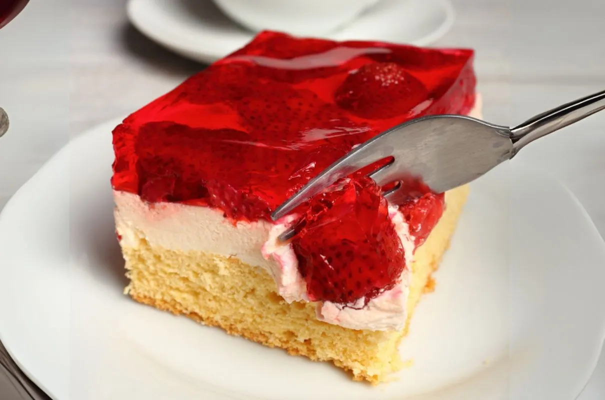 Zdjęcie Pyszny przepis na ciasto rafaello z truskawkami, które zachwyca smakiem