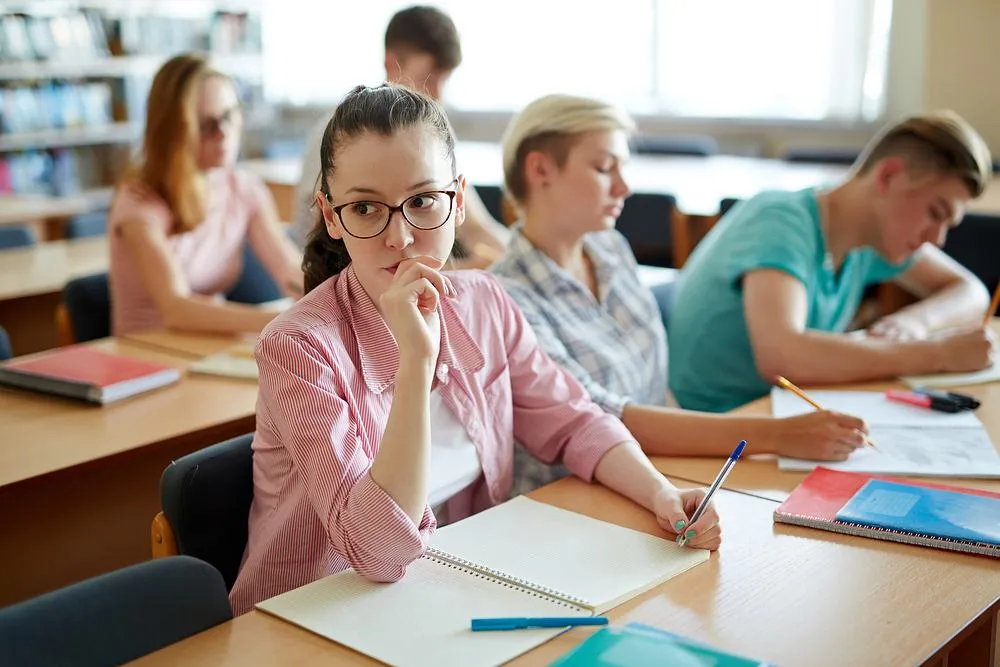 Zdjęcie Z czego składa się rozprawka? Kluczowe elementy i porady na start