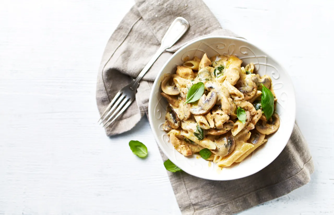 Zdjęcie Pyszny makaron penne z kurczakiem i pieczarkami w 30 minut