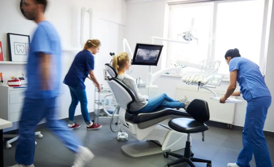Zdjęcie Lekarz dentysta czy stomatolog – co musisz wiedzieć o różnicach
