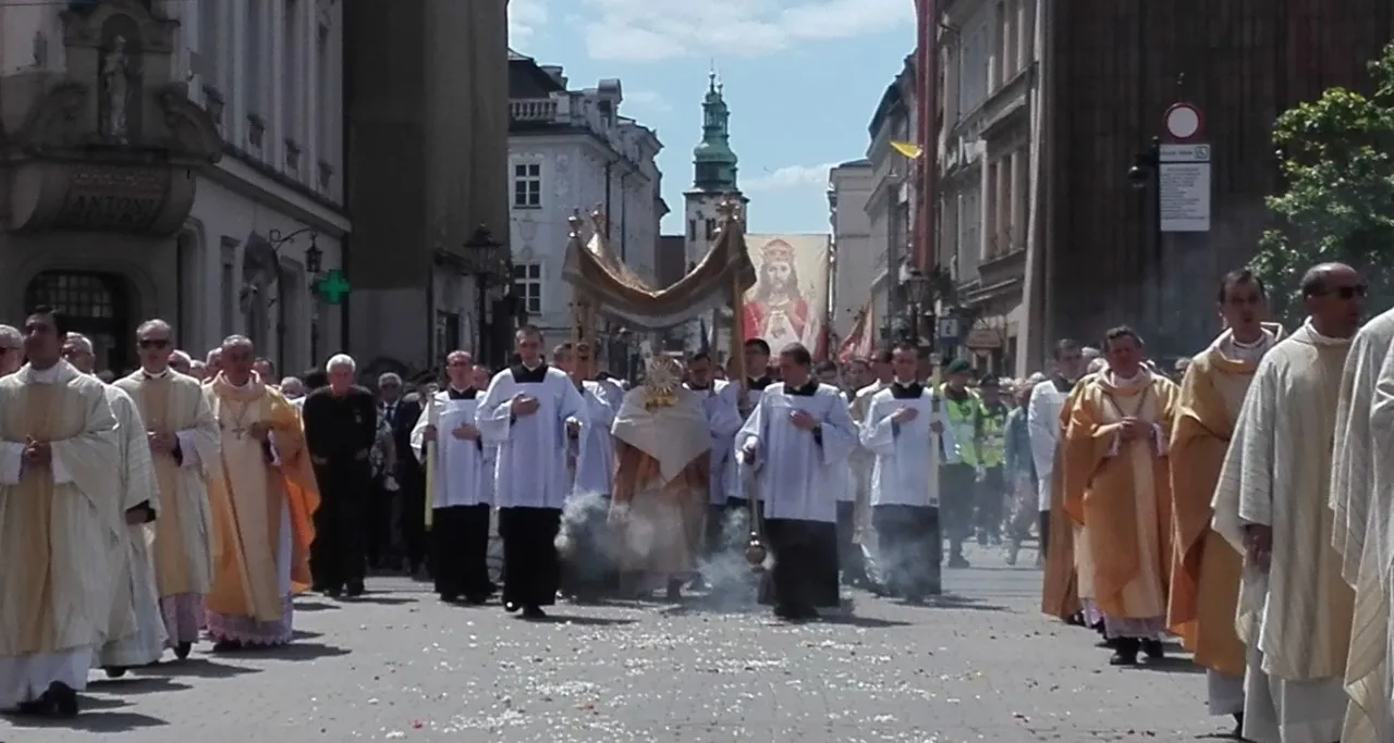 Zdjęcie Czy w kościele można być w czapce? Odkryj nieznane zasady ubioru