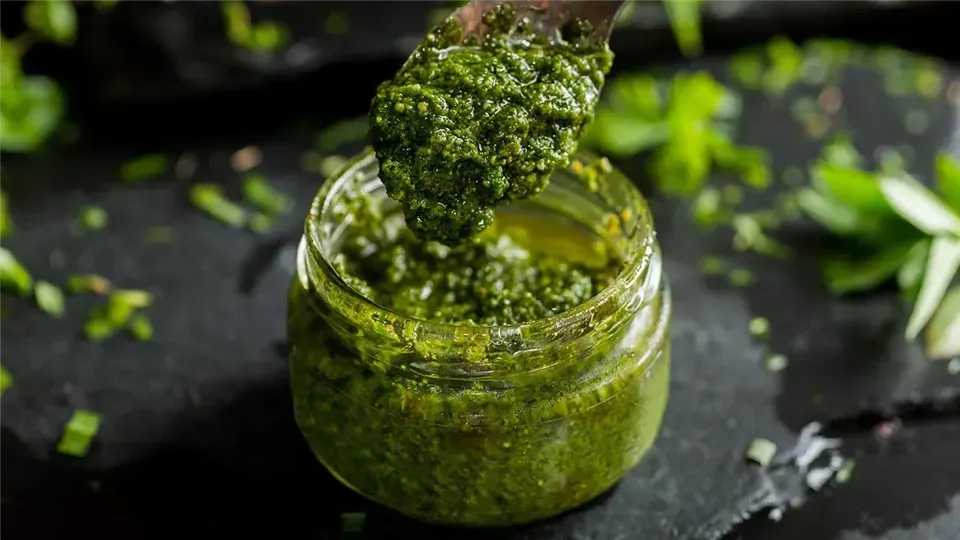 Zdjęcie Jak zrobić pesto bazyliowe - prosty przepis, który zachwyci smakiem