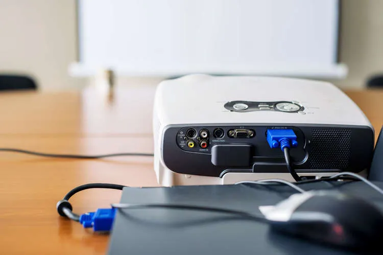 Zdjęcie Jak podłączyć projektor do laptopa HDMI - uniknij problemów z połączeniem