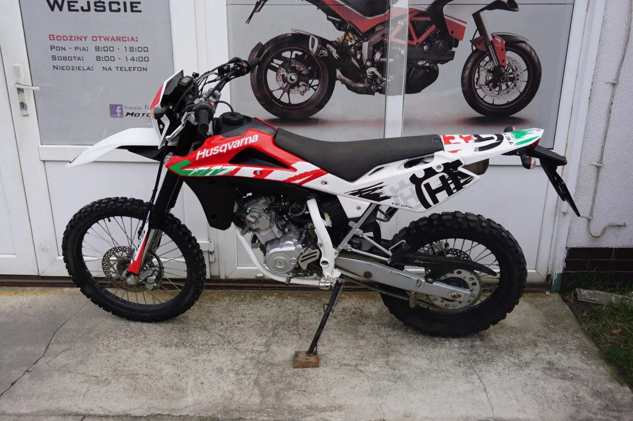 Zdjęcie Okleina Husqvarna WR 125 – ochrona i stylizacja motocykla, którą pokochasz