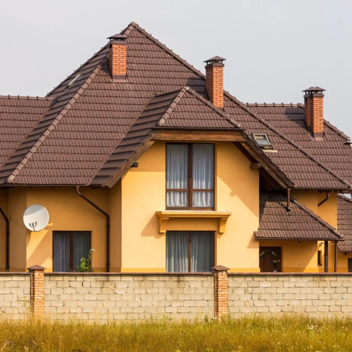Zdjęcie Jakie kolory elewacji idealnie pasują do brązowego dachu?