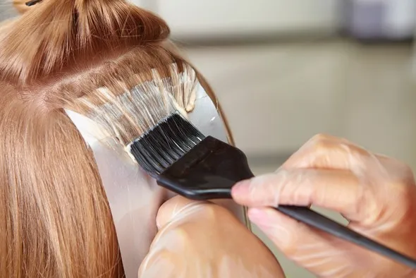 Zdjęcie Jak farbować odrosty na blond, by uzyskać naturalny efekt bez błędów