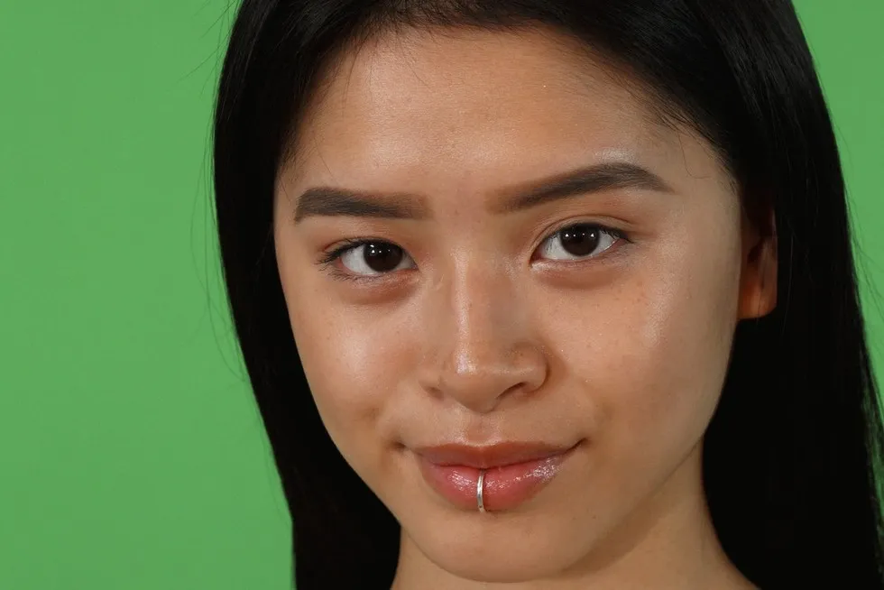 Zdjęcie Jak ukryć kolczyk w wardze - skuteczne sposoby na dyskrecję