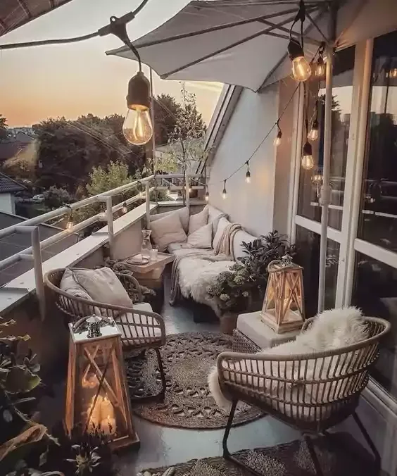 Zdjęcie Jak udekorować balkon w bloku, aby stworzyć przytulną przestrzeń?