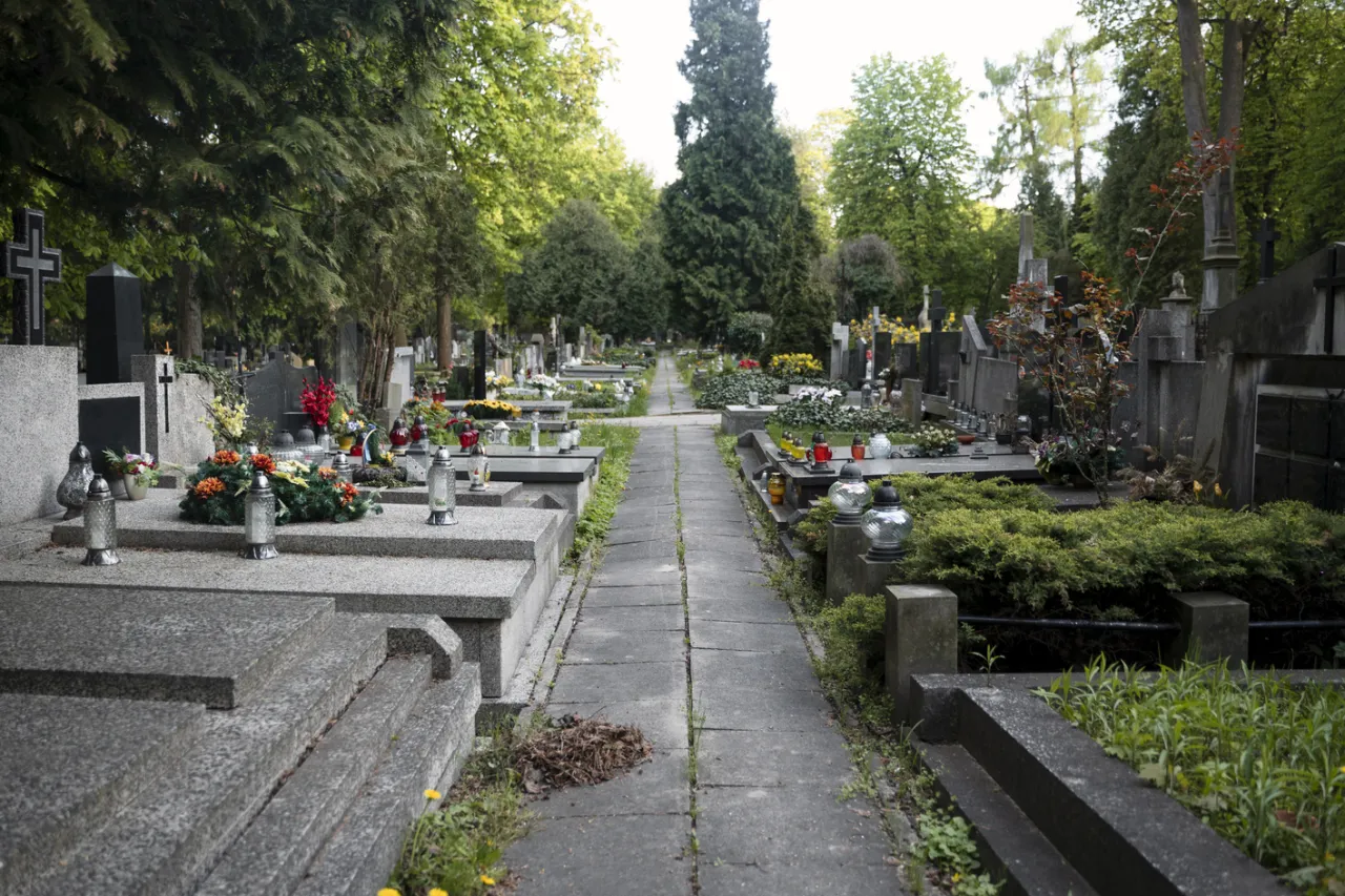 Zdjęcie Ile kosztuje miejsce na cmentarzu w Ełku? Sprawdź ceny i zasady