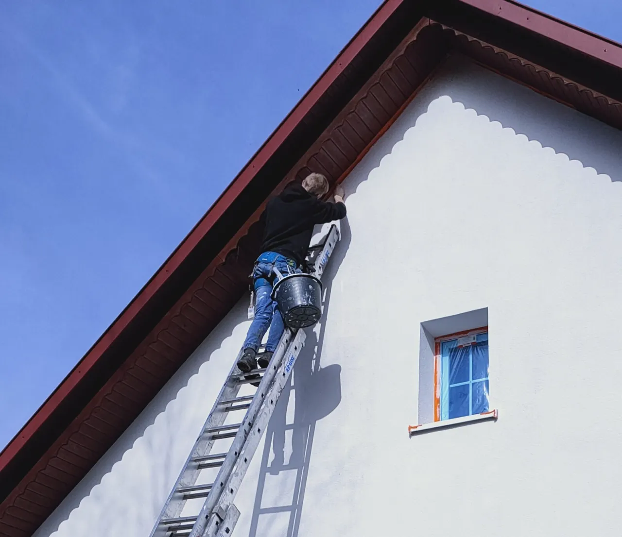 Zdjęcie Czym malować podbitkę dachową, aby uniknąć kosztownych błędów?