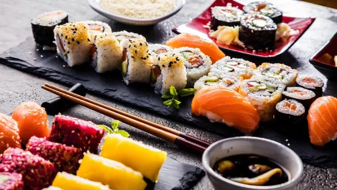 Zdjęcie Ile waży sushi? Zaskakujące różnice w wagach i kaloriach
