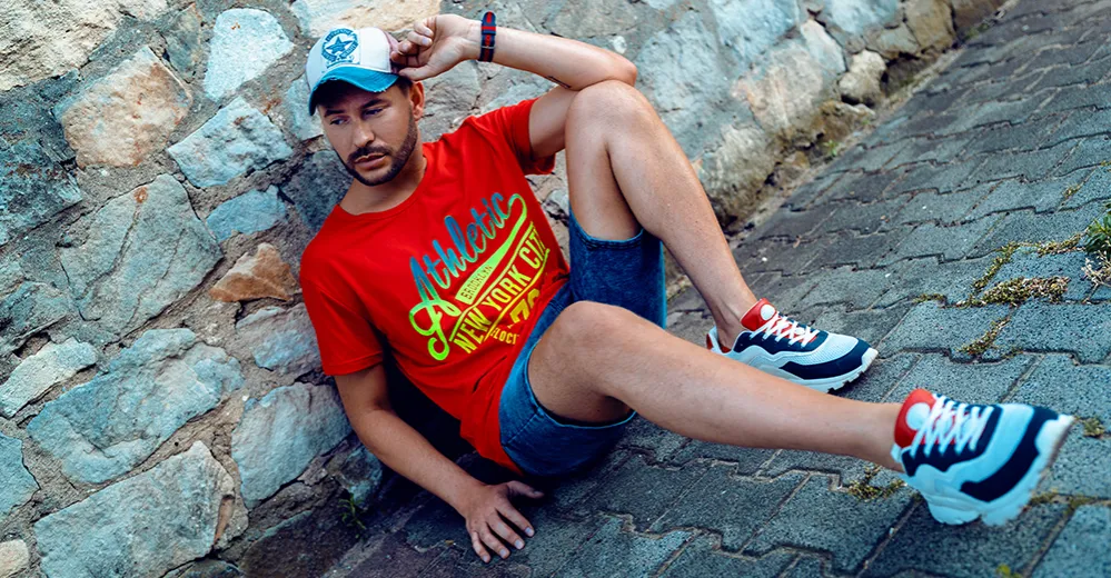 Zdjęcie Jak nosić t shirt w spodniach, by wyglądać stylowo i modnie