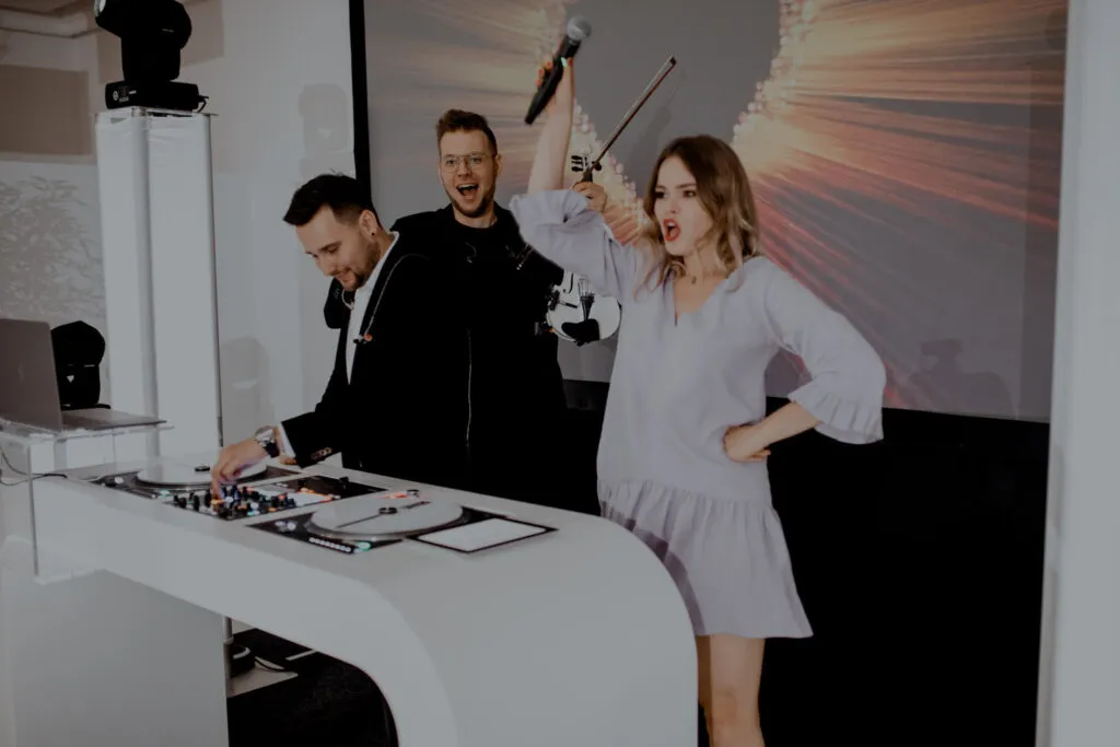 Zdjęcie Ile kosztuje DJ na wesele? Ceny, czynniki i dodatkowe usługi, które wpływają na wydatki