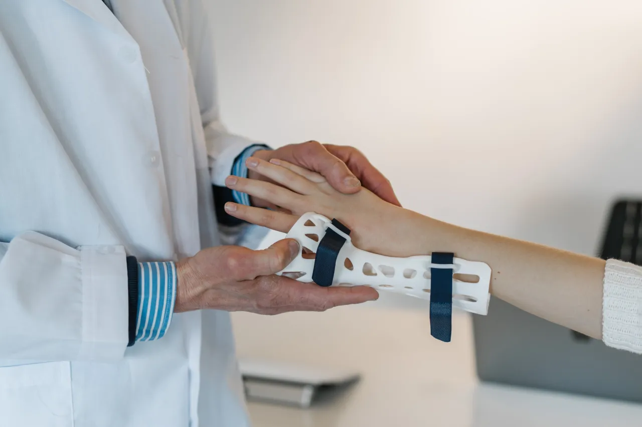 Zdjęcie Ile trwa rehabilitacja po złamaniu nadgarstka? Kluczowe informacje i porady