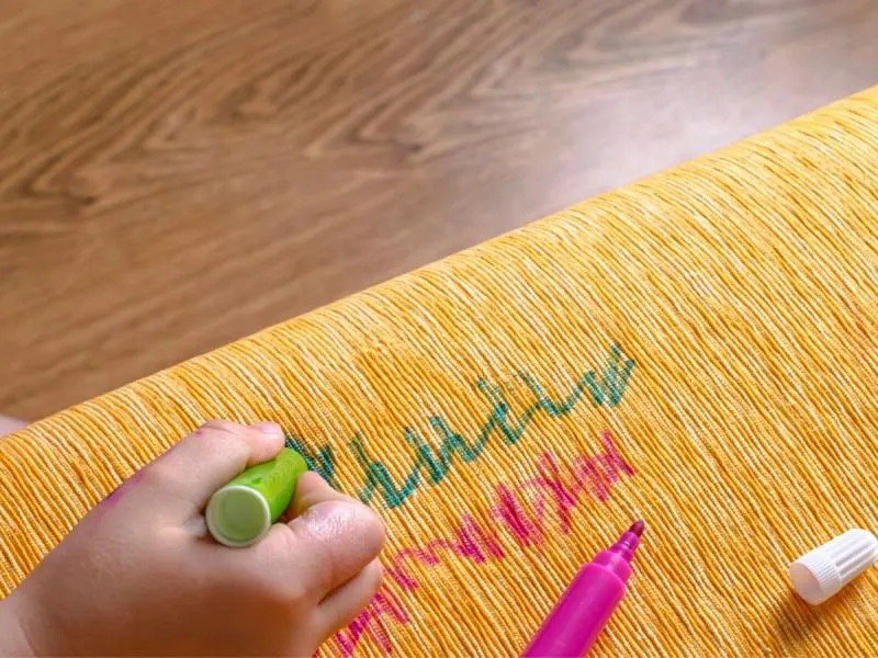 Zdjęcie Jak zmyć marker z bluzy? Skuteczne metody na uporczywe plamy