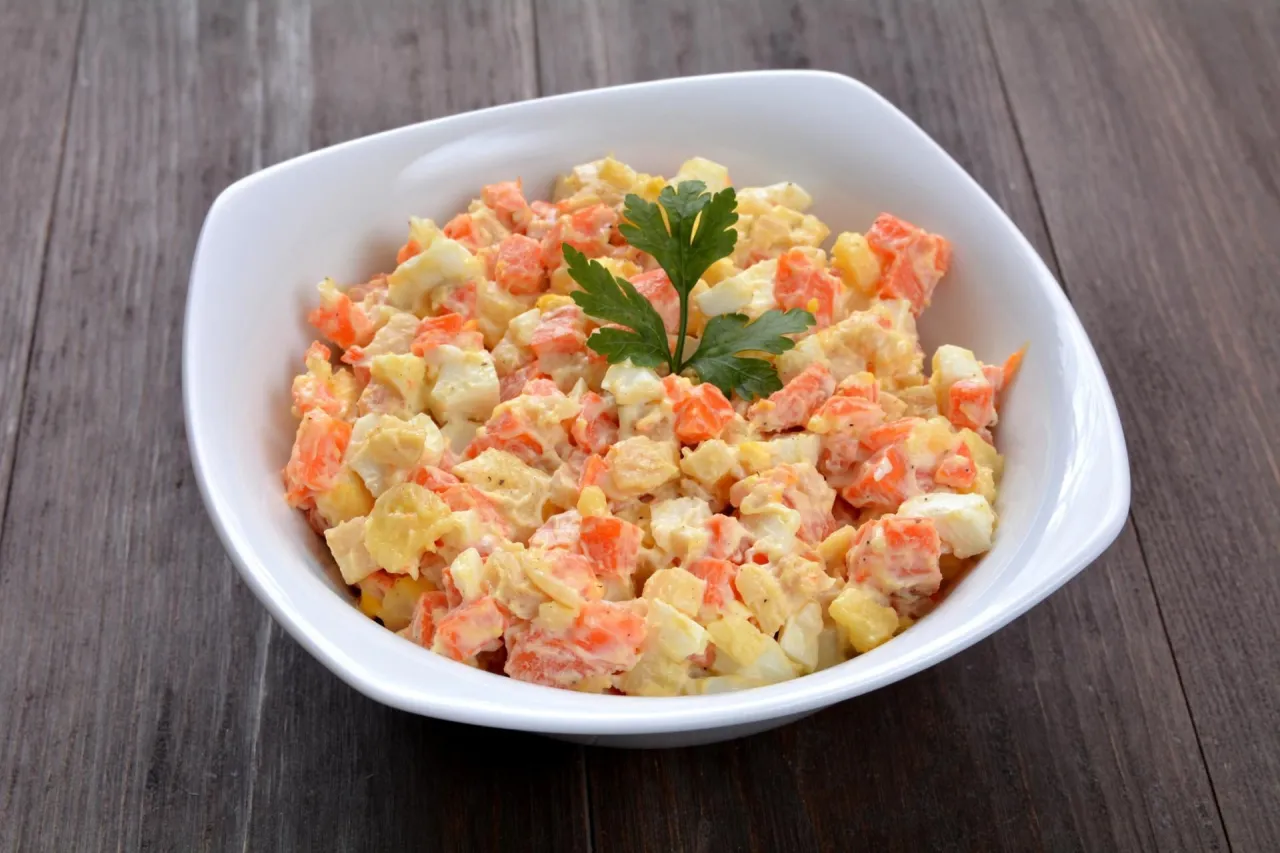 Zdjęcie Sałatka jarzynowa: Ile kcal? Por&oacute;wnaj wersje i odchudź przepis.