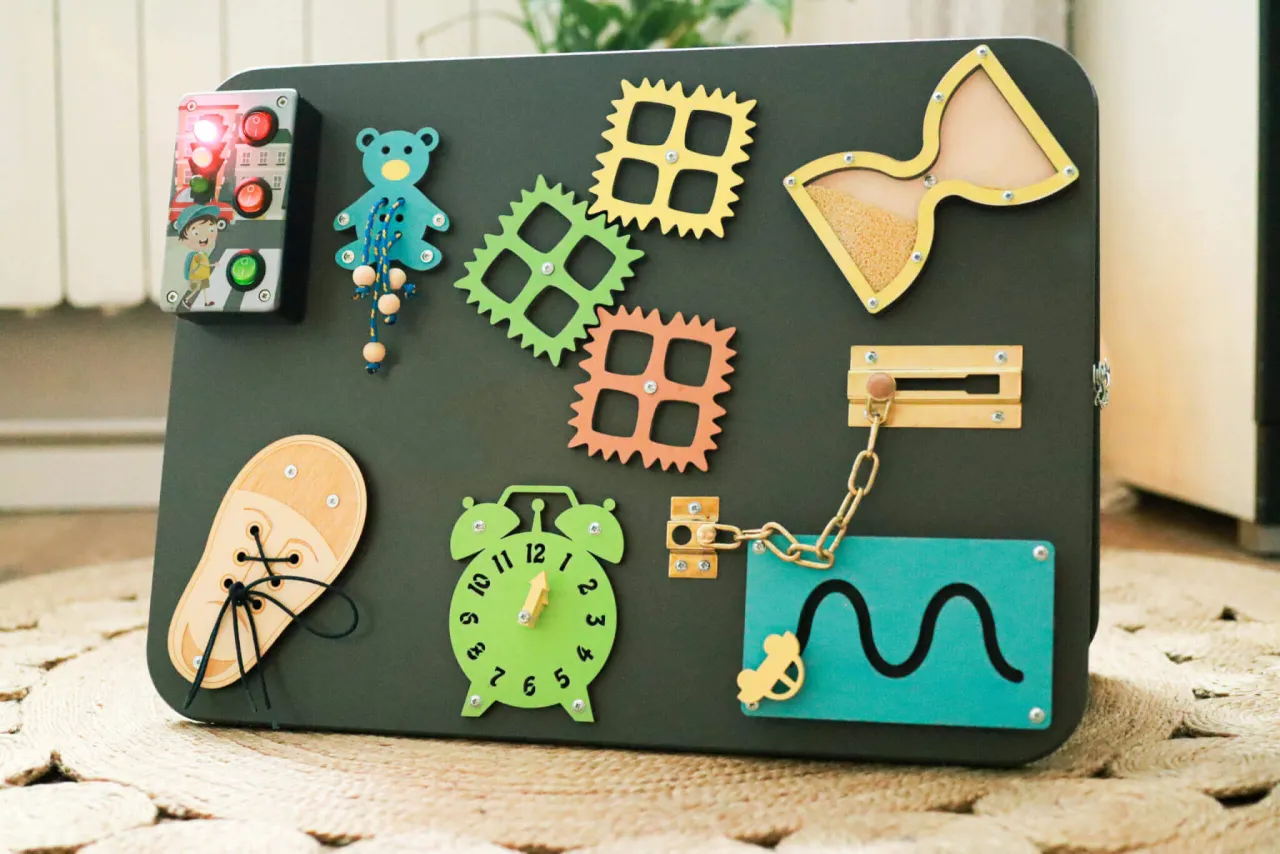 Zdjęcie Jak stworzyć tablicę sensoryczną DIY dla dzieci - krok po kroku