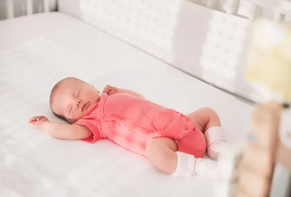 Zdjęcie Czy niemowlę powinno spać w skarpetkach? Odkryj prawdę o bezpieczeństwie