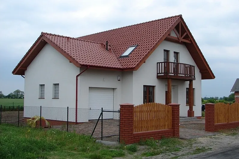 Zdjęcie Jaki kolor okien do czerwonego dachu? 5 najlepszych kombinacji