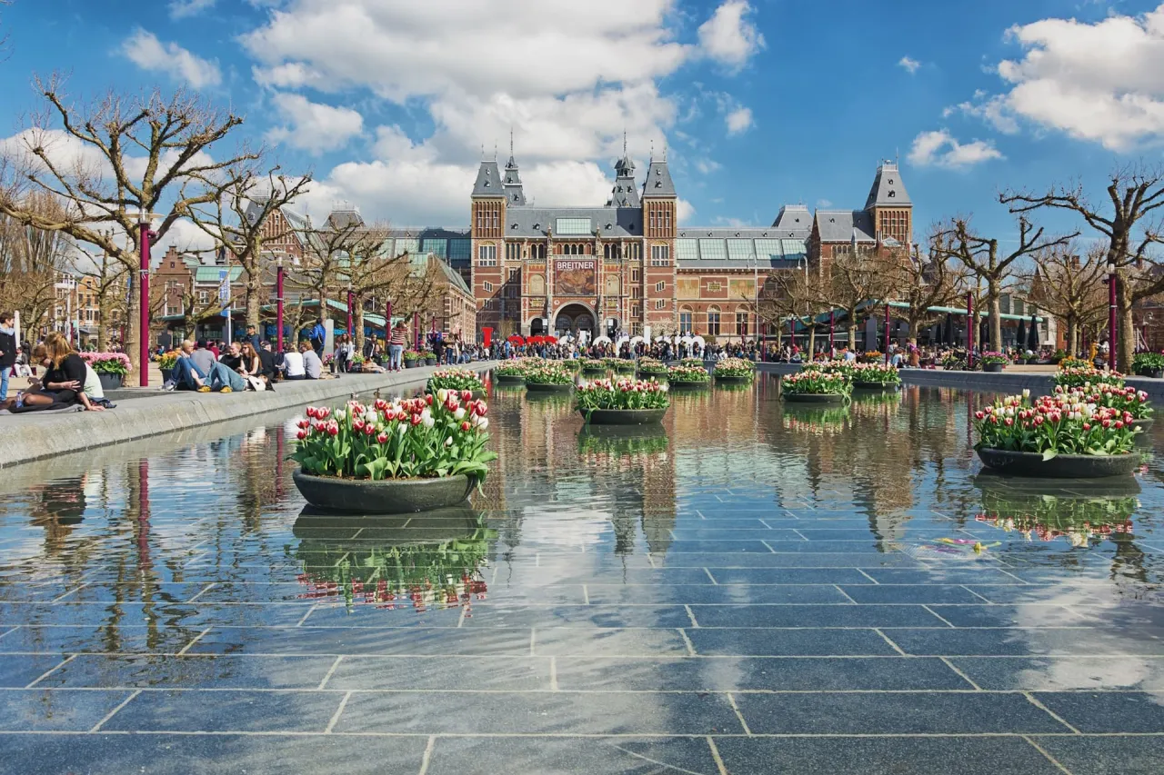 Zdjęcie Muzeum sztuki nowoczesnej Amsterdam: Co musisz wiedzieć przed wizytą